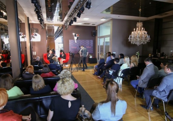 Snemanje oddaje je potekalo v studiu Andreje Jernejčič, kjer energična managerka in piarovka izvaja tudi delavnice o javnem nastopanju, foto Barbara Reya