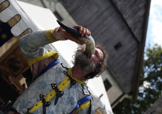 Vitezi pijejo medeno vino iz kravjega roga, foto Alenka Lamovšek
