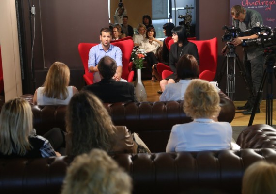 Snemanje poteka v Andrejinem TV studiu z obiskovalci, foto Barbara Reya