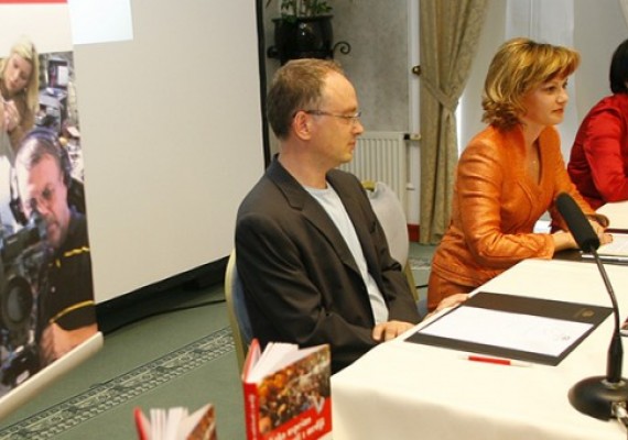 Na novinarski konferenci ob izidu prvega priročnika za uspešno sodelovanje z mediji, strokovno mnenje o knjigi je podal tudi dr. Dejan Verčič.
