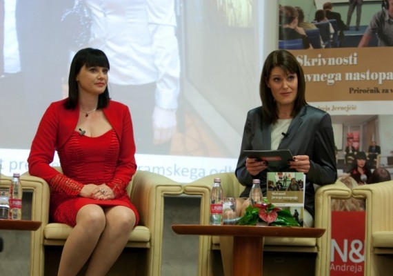 Novinarsko konferenco ob izidu knjige je vodila televizijska voditeljica Katja Tratnik.