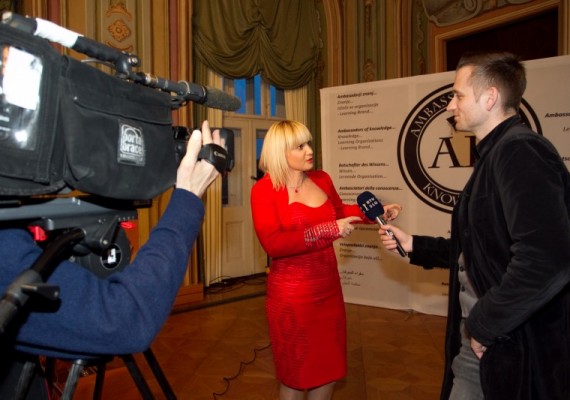 Andreja Jernejčič v izjavi za TV Slovenija z novinarjem Simonom Vadnjalom.